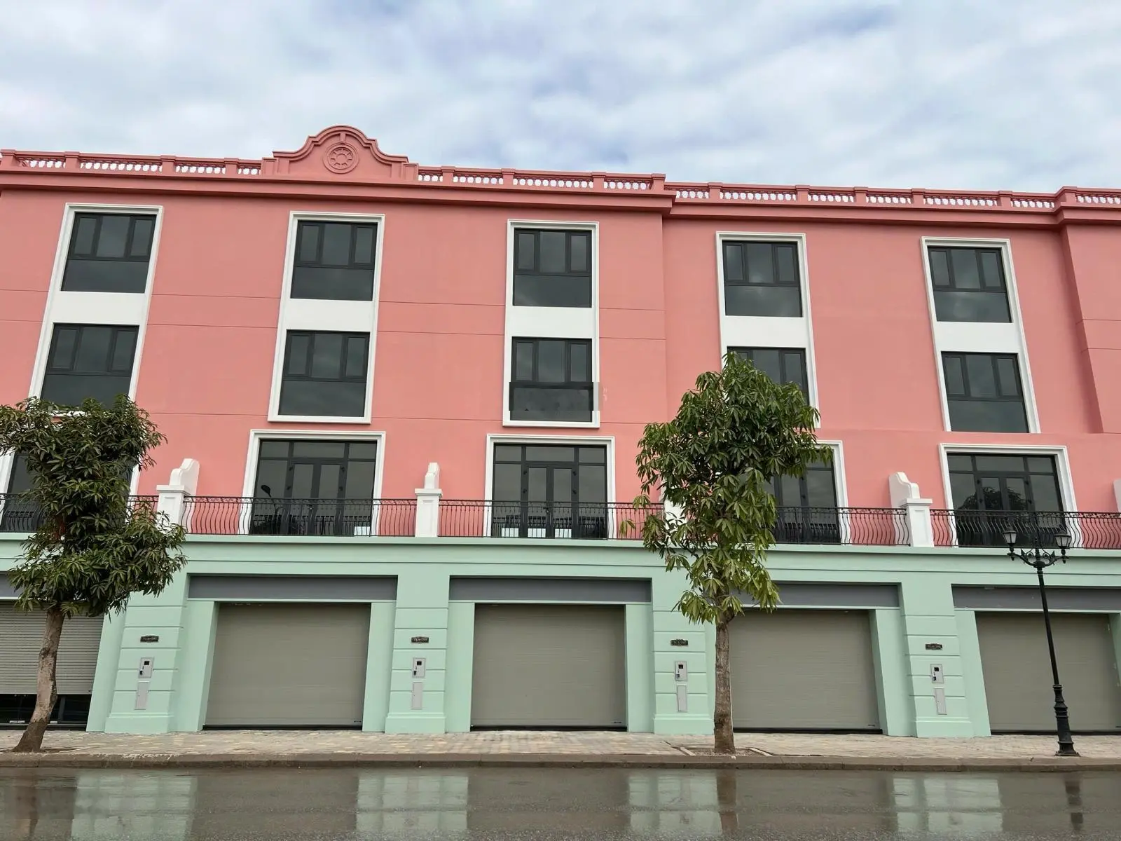 Chỉ 5,4 tỷ sở hữu shop house xẻ khe view sân golf ngay trung tâm thương mại mega mall