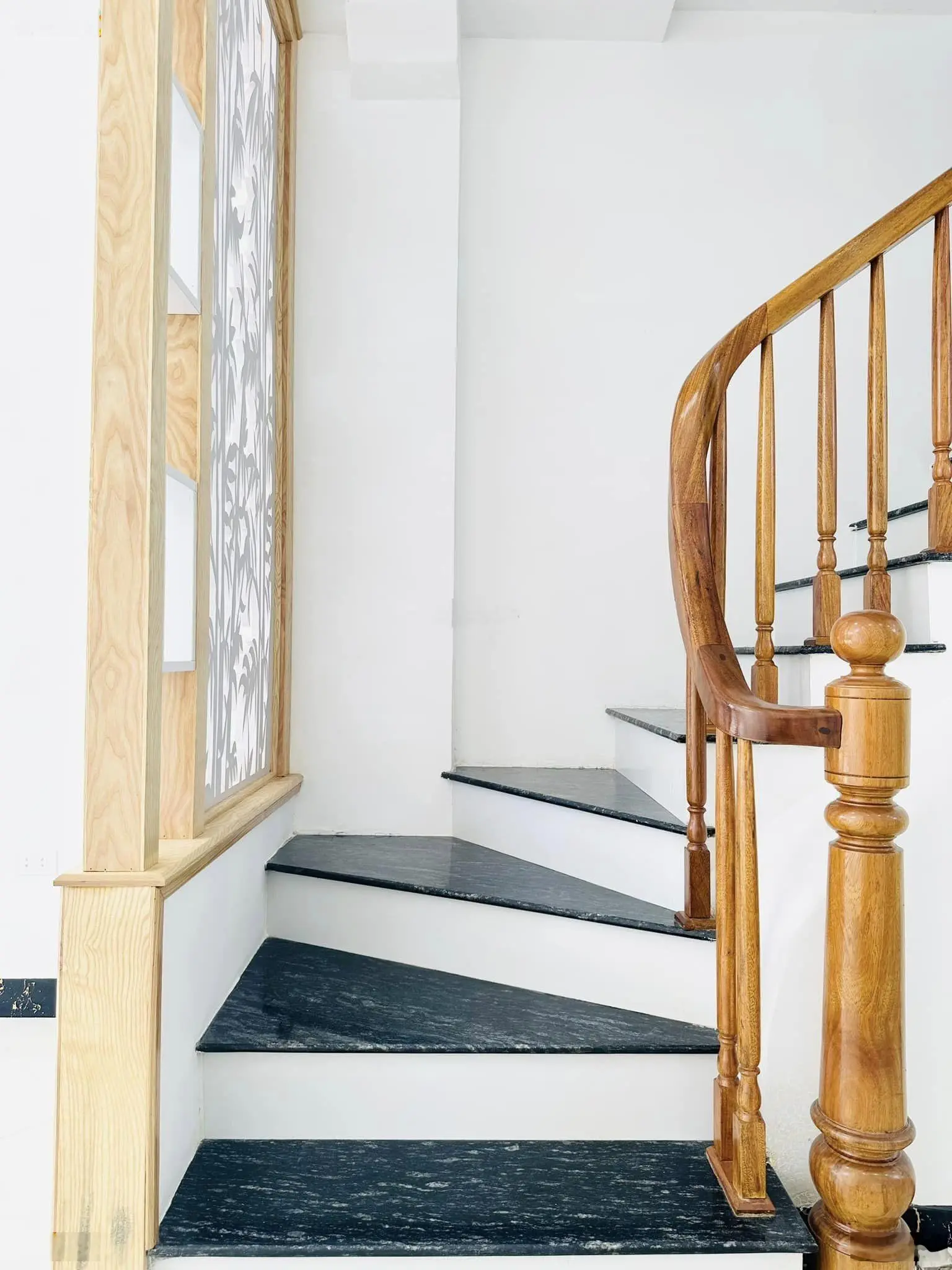 Bán nhà Kim Chung oto đỗ cửa 7PN view hồ Dân cư đông đúc nhiều tiện ích sổ đỏ cất két DT: 45m2
