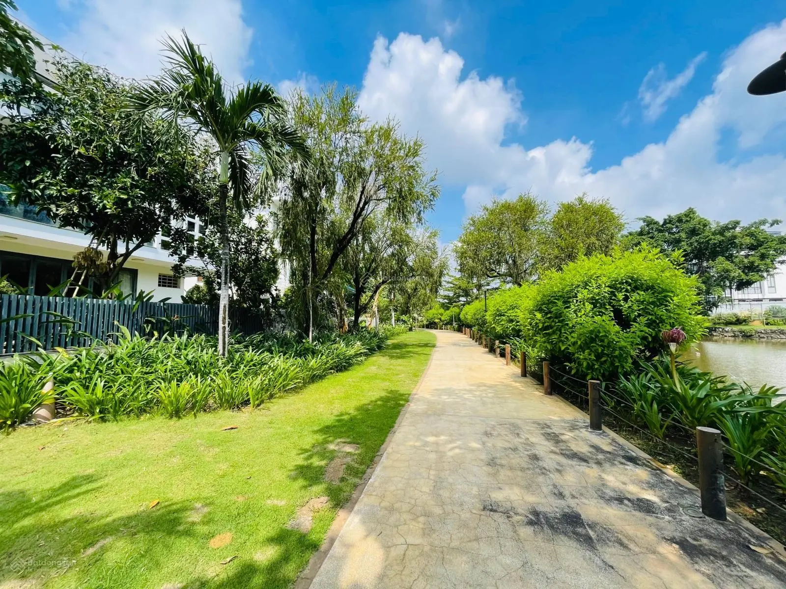 Bán biệt thự đơn lập Lucasta - Khang Điền - Ngang 14m - sổ hồng