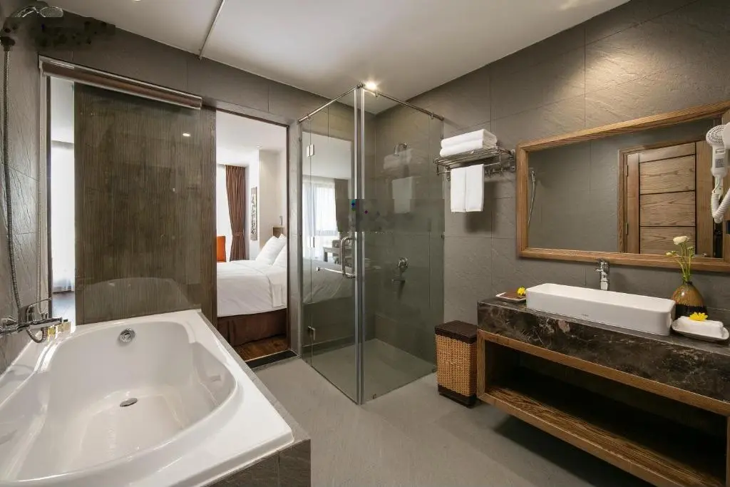 Bán NR tại Phạm Viết Chánh, 29 tỷ, 181m2, 6PN, 6WC, giá tốt Hot!