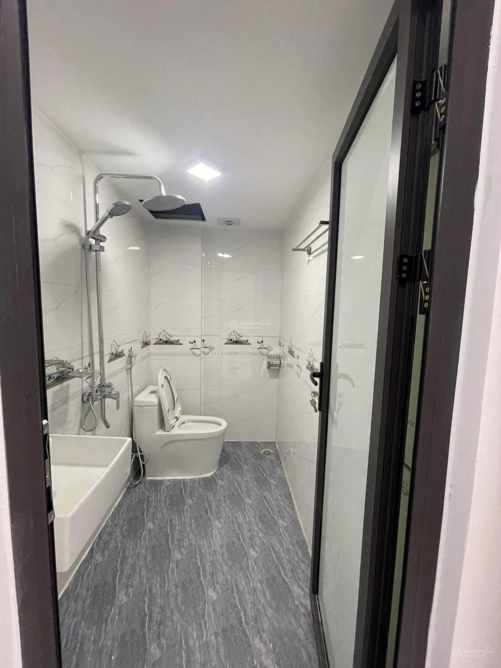 Nhà mới gần ĐH Thể Dục Thể Thao-Trung tâm Xã ( chợ- trường học- trạm y tế- điểm bus) oto vào cửa