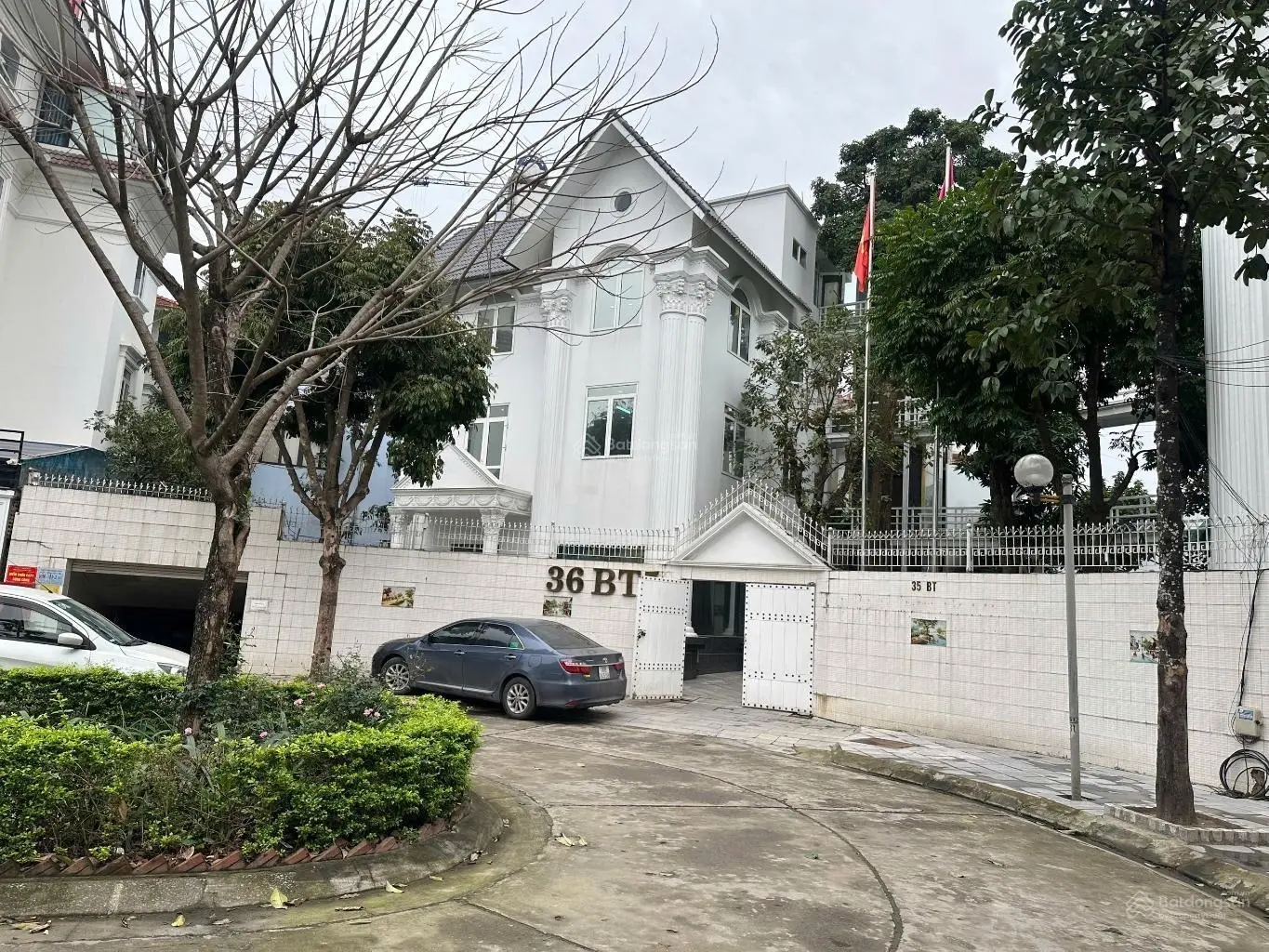 Bán gấp siêu biệt thự rẻ nhất Hoàng Mai vị trí cực đẹp, diện tích khủng DT: 750m2 4 tầng MT42m