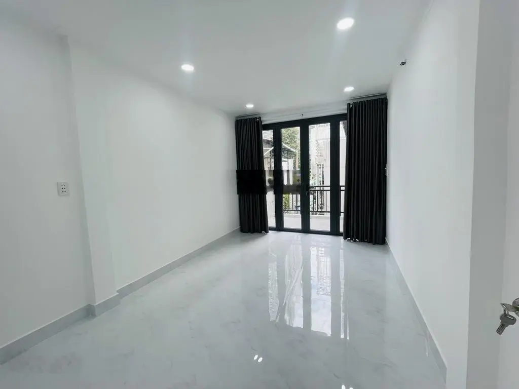 Quả rẻ cho vị trí vàng! MT thụt Nguyễn Hữu Cảnh, tựa cửa ngắm xe ra vô Landmark81, 92m2 chỉ 9,9 tỷ