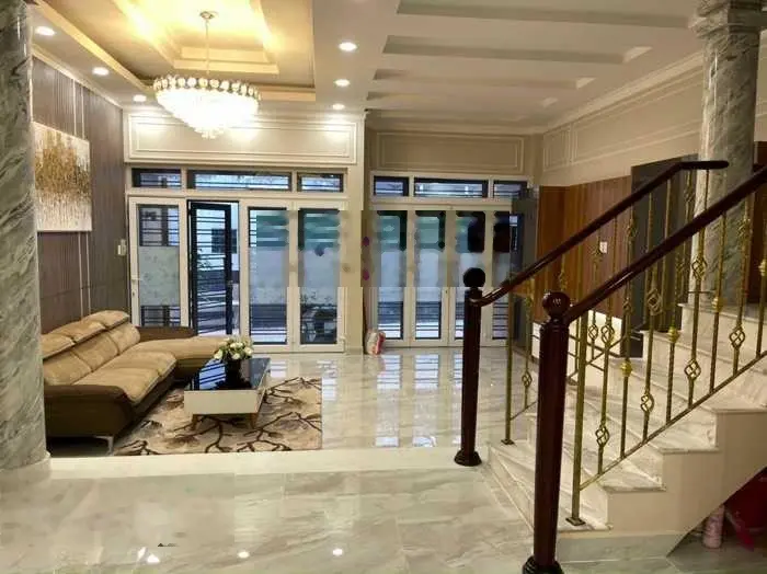 Mặt tiền kinh doanh 3 tầng Trần Hưng Đạo Q1. Cách chợ Bến Thành vài bước chân. Dòng tiền 1 tỷ/năm