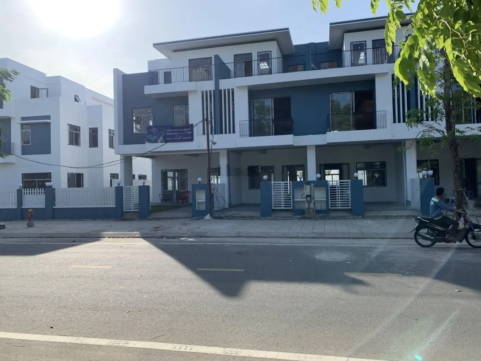 Cần bán căn biệt thự liền kề 245,7m2, giá 16,5tỷ Thăng Long Home Hưng Phú, giá rẻ nhất khu.