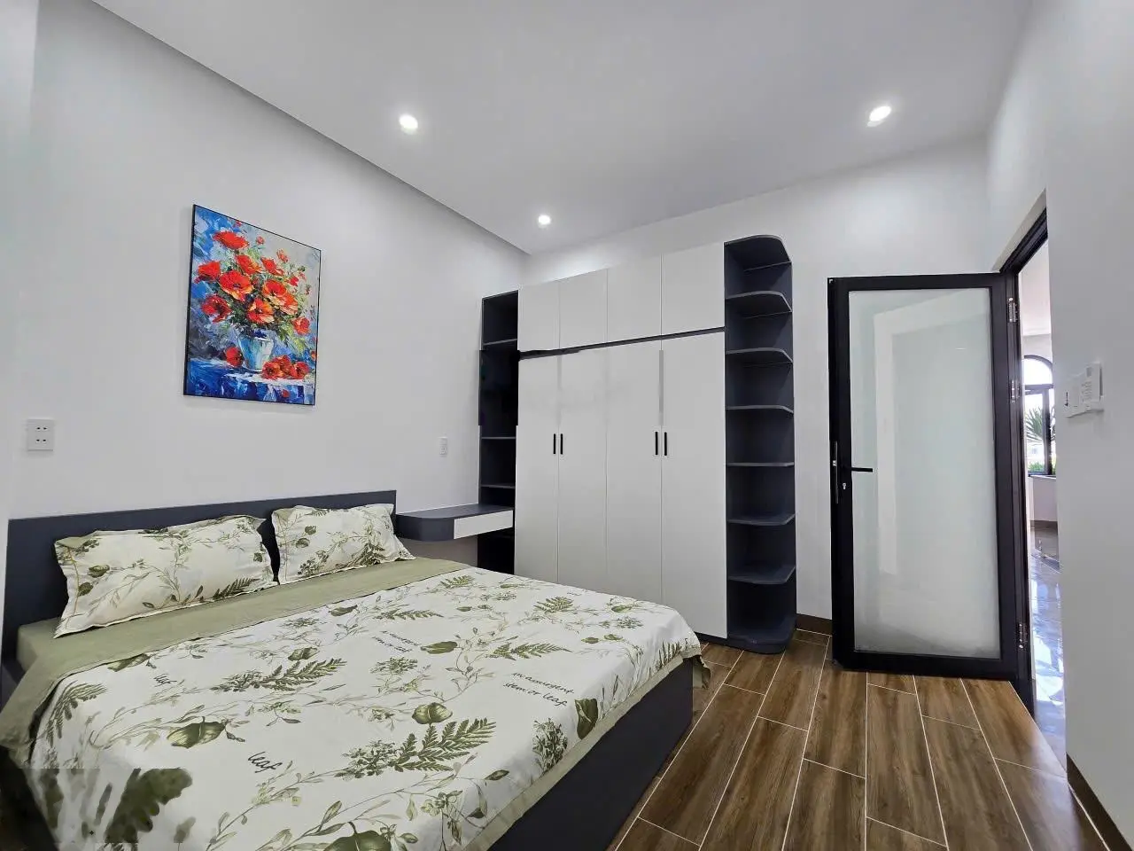 Nhà kiệt ô tô đậu trong sân, đường tôn đản