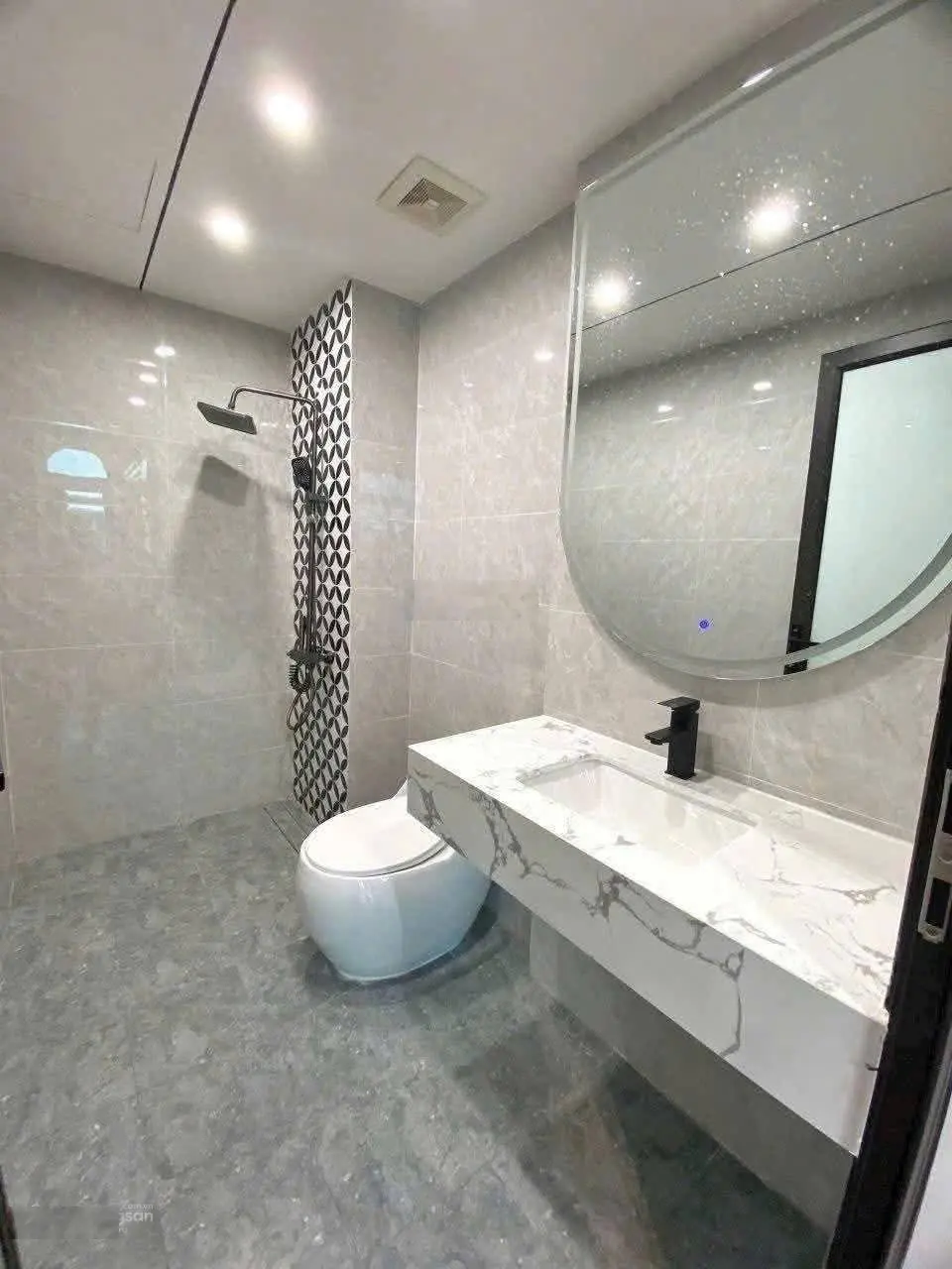 Bán nhà ngọc thụy,36m_mt4m,gần mipec lb,phun nội thất,gần ô tô tránh,chỉ 6.1ty