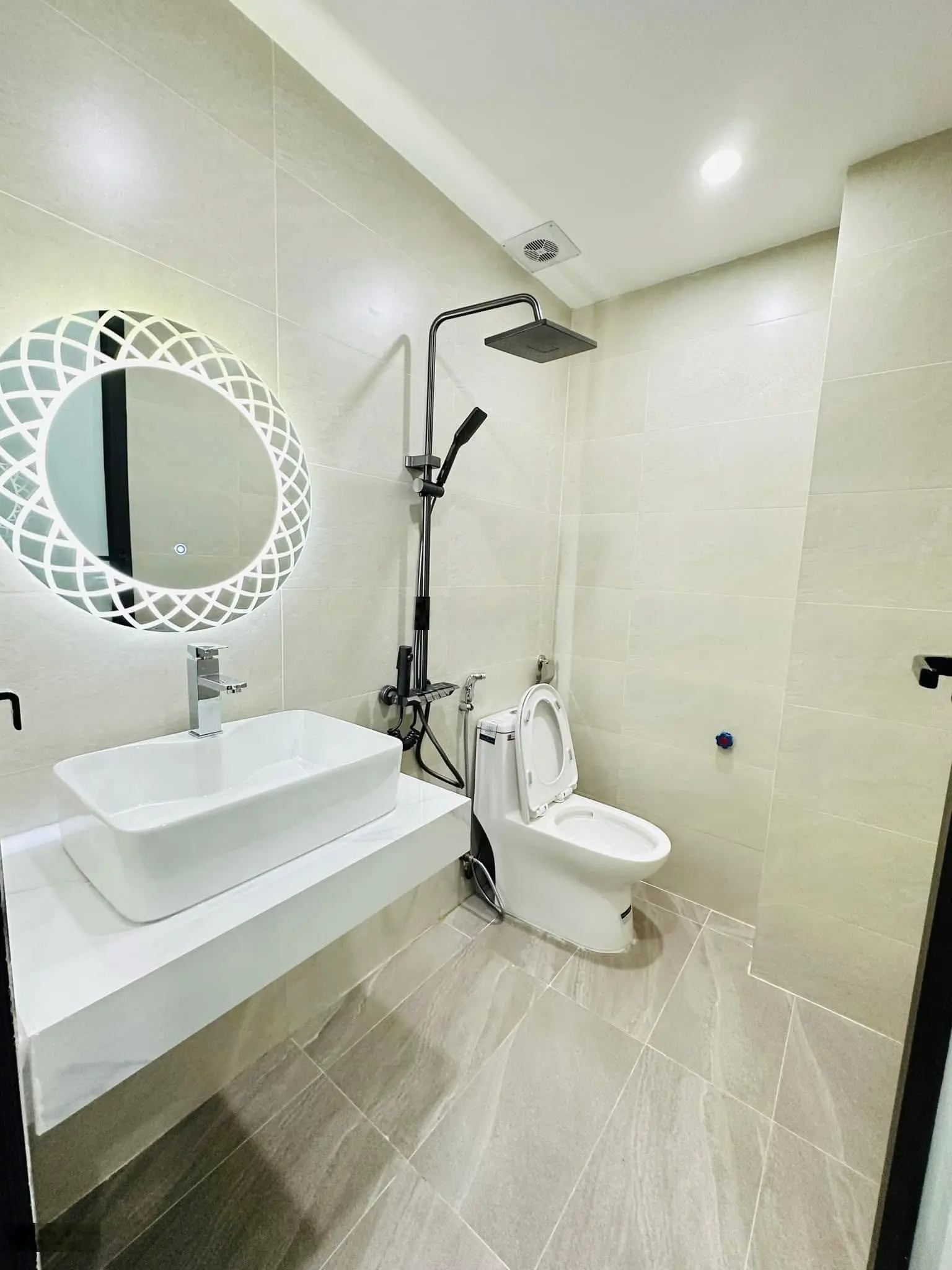 Đường Láng. Nhà đẹp, thoáng, ngõ thông, 15m ra ô tô tránh, 50m ra phố