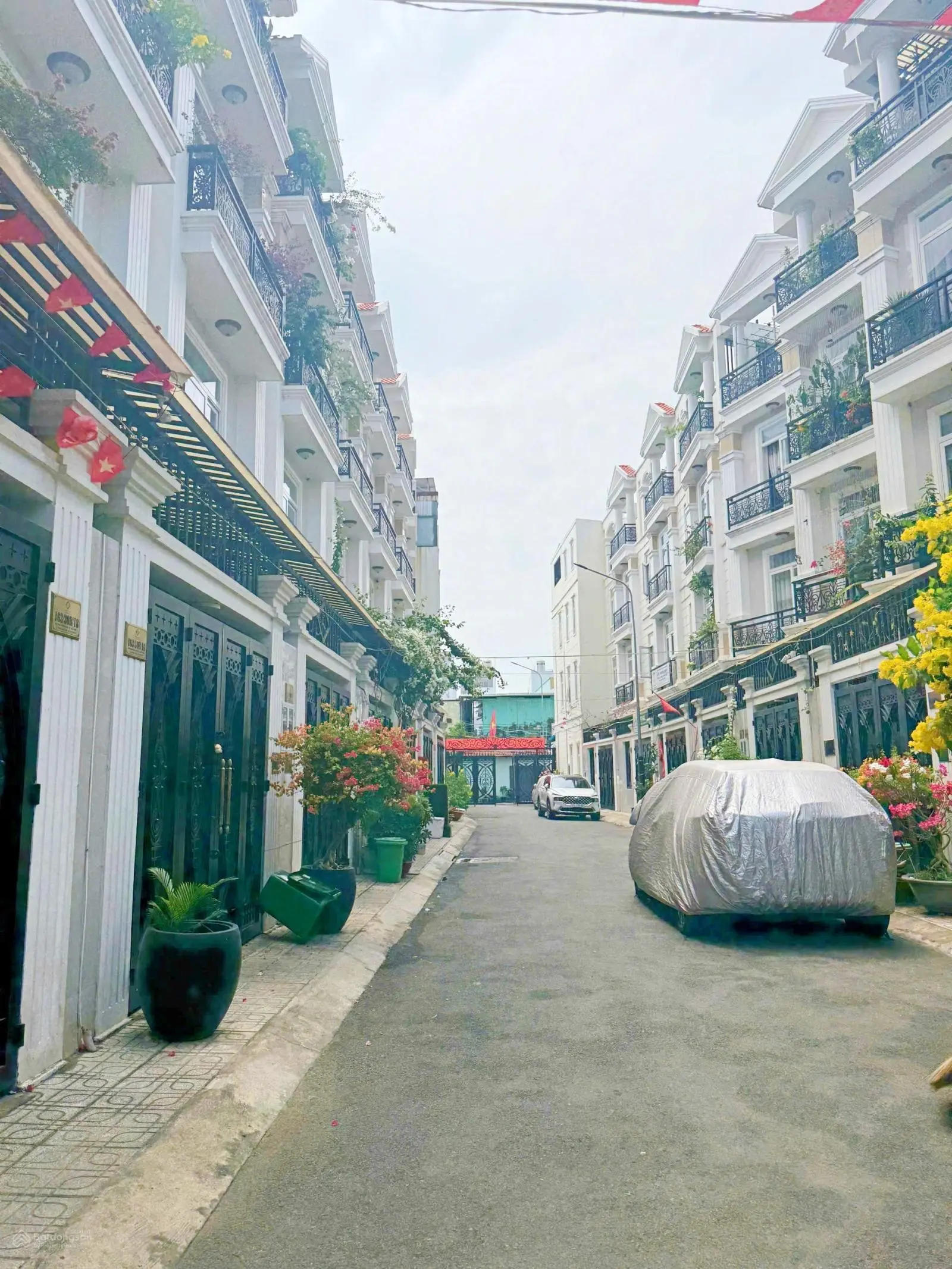 Bán gấp nhà 3 tầng khu đồng bộ có khu vui chơi ngay đường đặng văn bi, cách xa lộ hà nội 300m