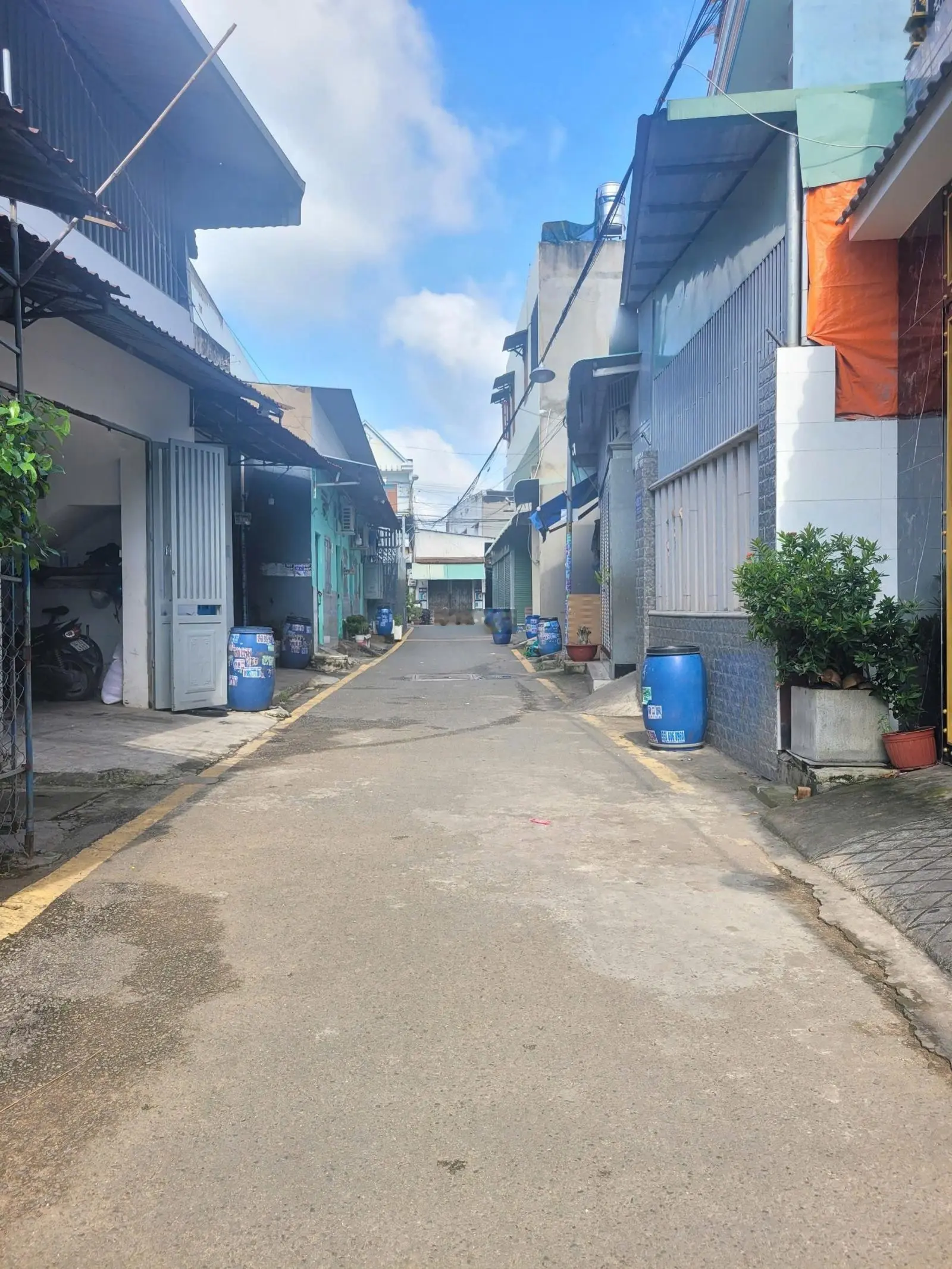 Nhà 4.6x15.5m, 2 lầu, 3.85 tỷ TL, Trung tâm hành chính Dĩ An, nhà còn mới, đường OTO thông 2 đầu