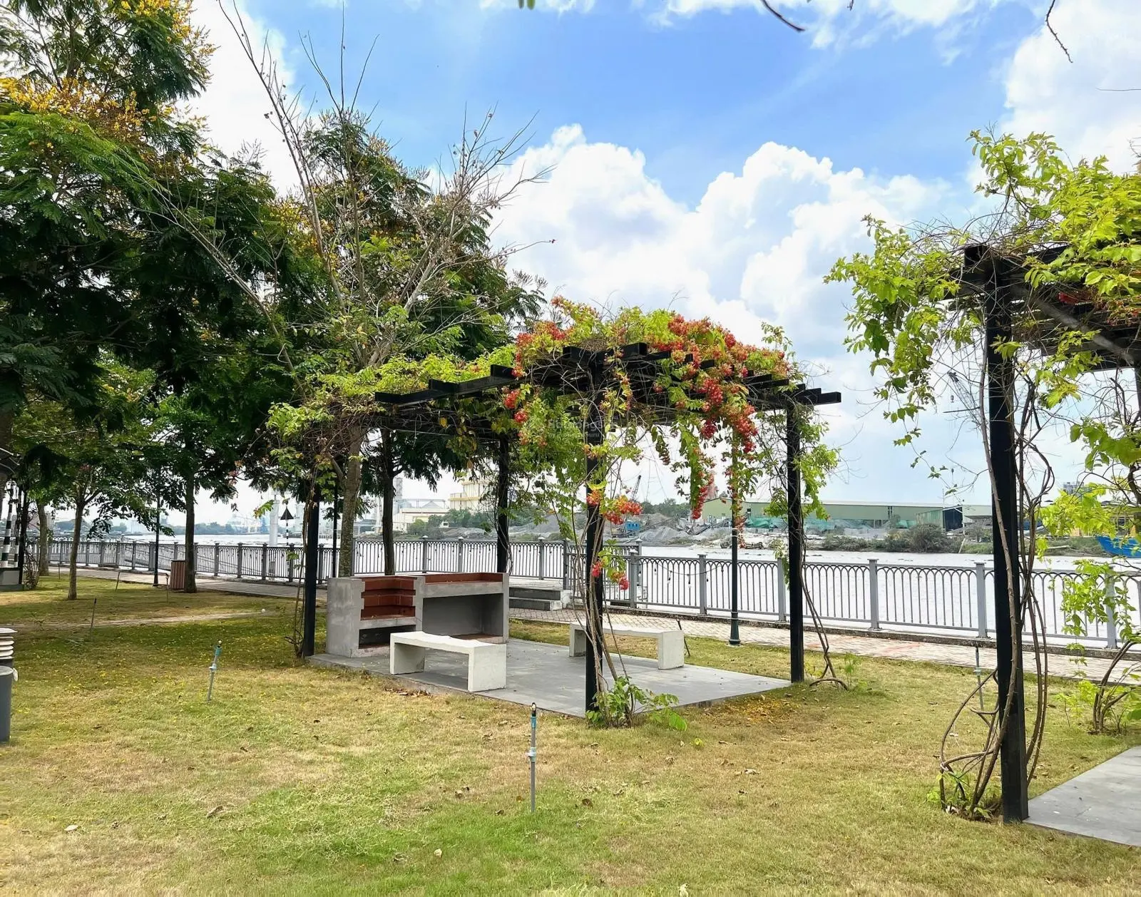 Bán nhà mặt tiền đường 11m Nguyễn Văn Tuôi, 4 tầng, diện tích sàn 210.8m2, sổ hồng đầy đủ