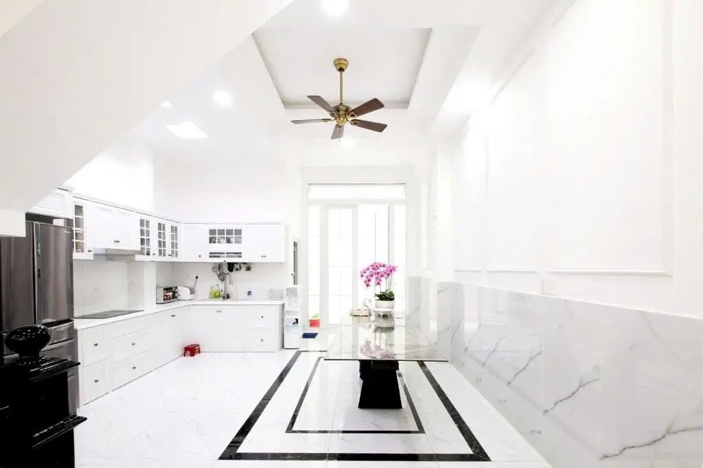 Bán nhà MT đường Lạc Long Quân, P5, Q11. DT: 5x27. KC 6 tầng thang máy - Tây Nam. Giá 25 tỷ TL