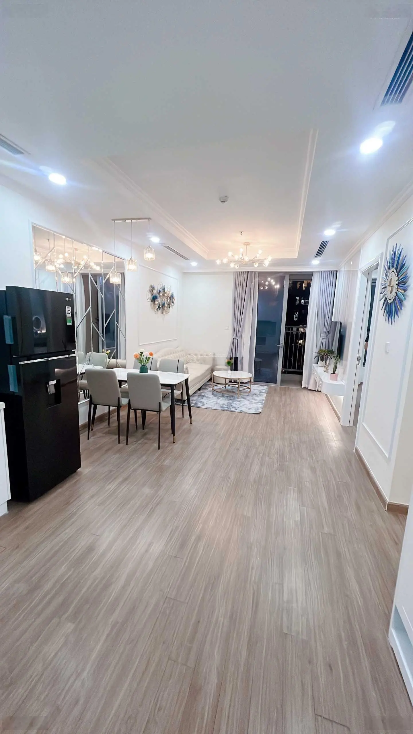 Siêu rẻ bán căn hộ 2PN, 2VS tòa Park 3, Times City. Giá 6.6 ỷ. LH 0979 702 ***