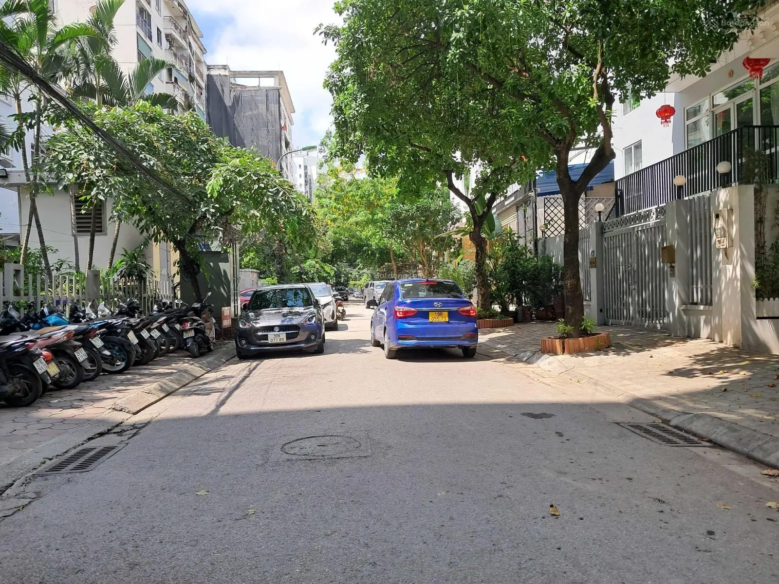 Bán gấp biệt thự phố Dịch Vọng Hậu, Cầu Giấy, diện tích gần 300m2 lô góc 3 thoáng, giá thương lượng