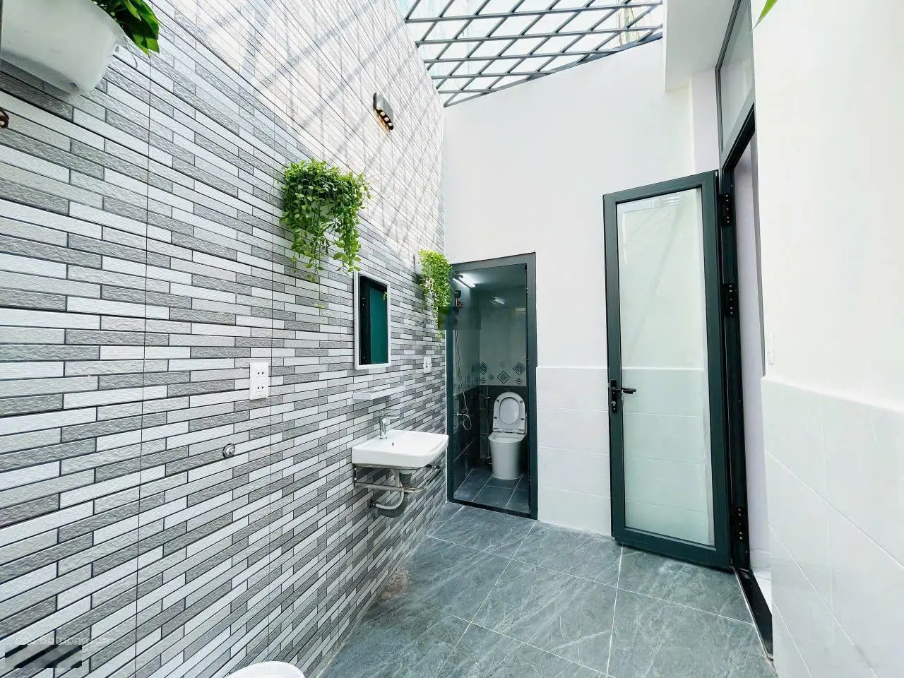 Chỉ 7tỷ5, diện tích 60m2 và 3 phòng ngủ. cần bán gấp nhà đẹp đường Thích Quảng Đức, P.5 Phú Nhuận