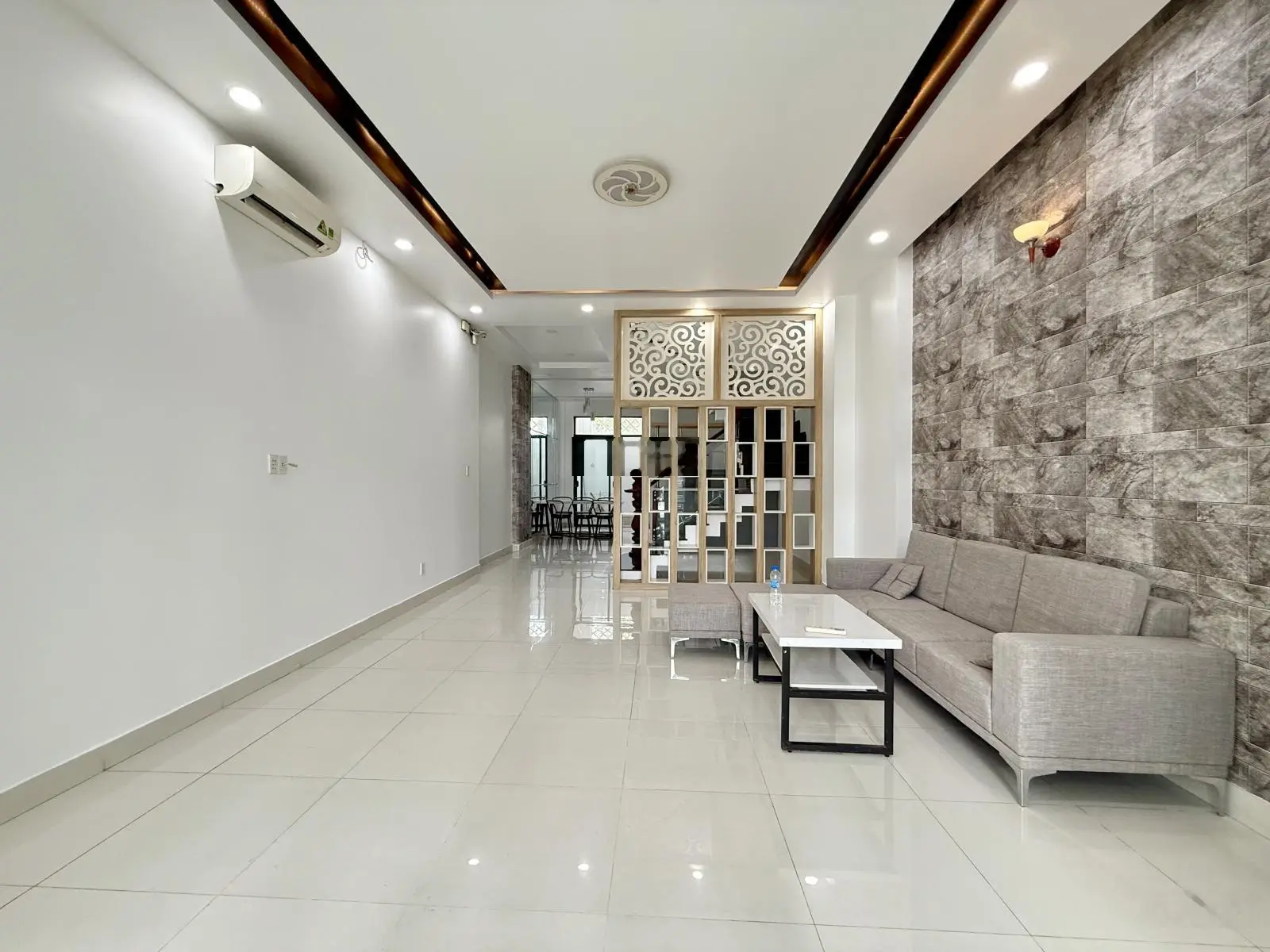 Bán nhà KDC Hiệp Thành 3, nhà 1 trệt 2 lầu 4 phòng ngủ, sân oto nhà đã hoàn công
