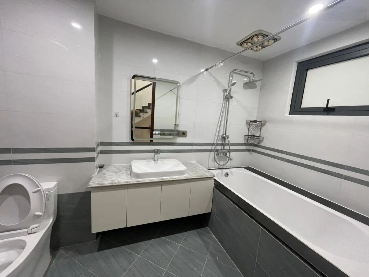 Bán nhà tái định cư Ngọc Thụy 80m2 x 4,5Tx 5,3m MT, thang máy 450kg, ngõ thông 2 ô tô để trong nhà