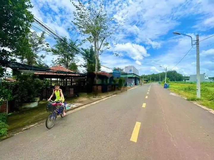 Do vợ chồng Ly dị cần bán Miếng đất ở trung tâm thị xã