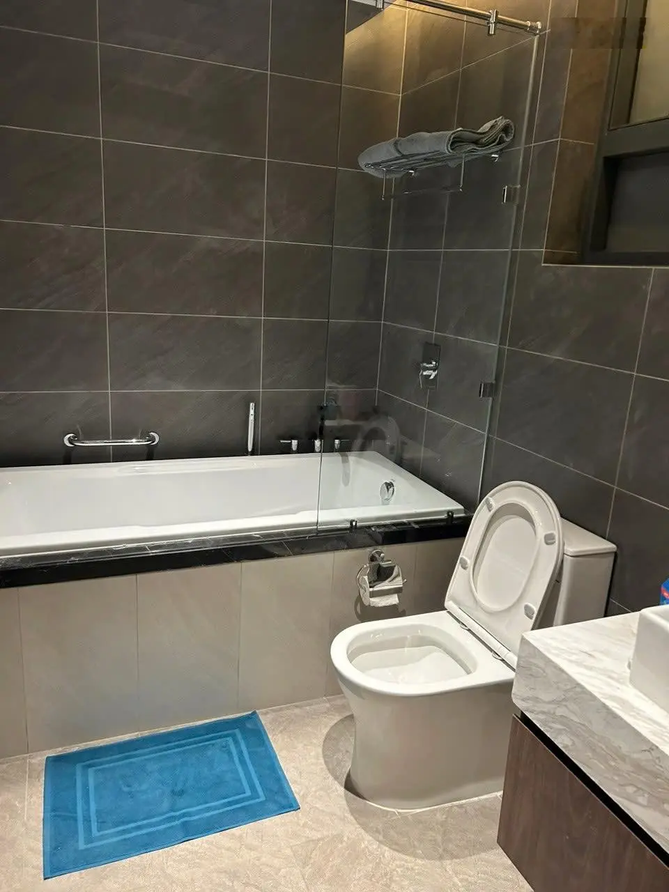 Giảm sâu bán căn Diamond Brilliant 3PN-1-2WC (141,9m2) view nội khu, full nội thất