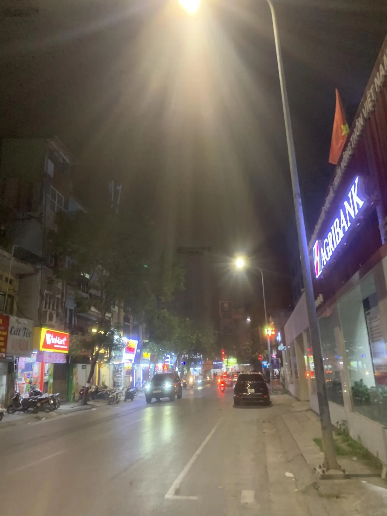 Vị trí đẹp nhất phố Lạc Trung - xây toà building 9 tầng thì hết ý!
