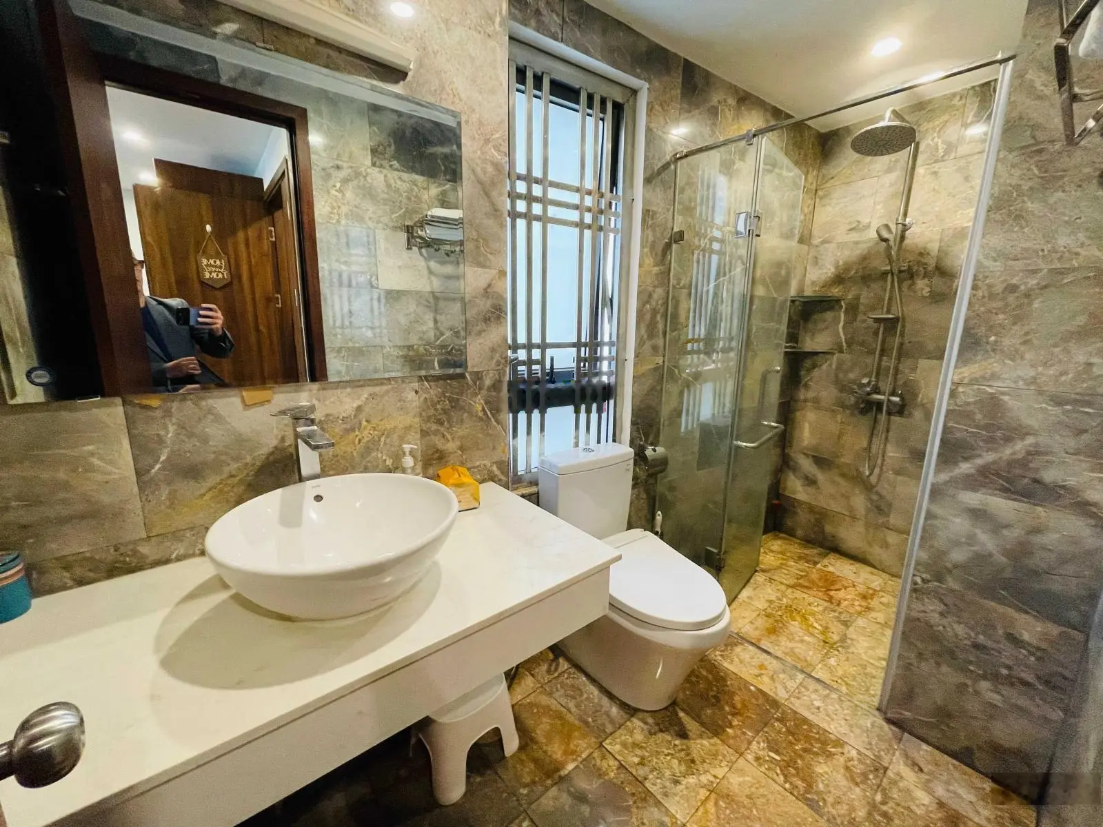 Tòa nhà bán ở mặt hồ 6 tầng tuyệt đẹp xe hơi đỗ thoải mái, vỉa hè rộng thanh bình và lãng mạn