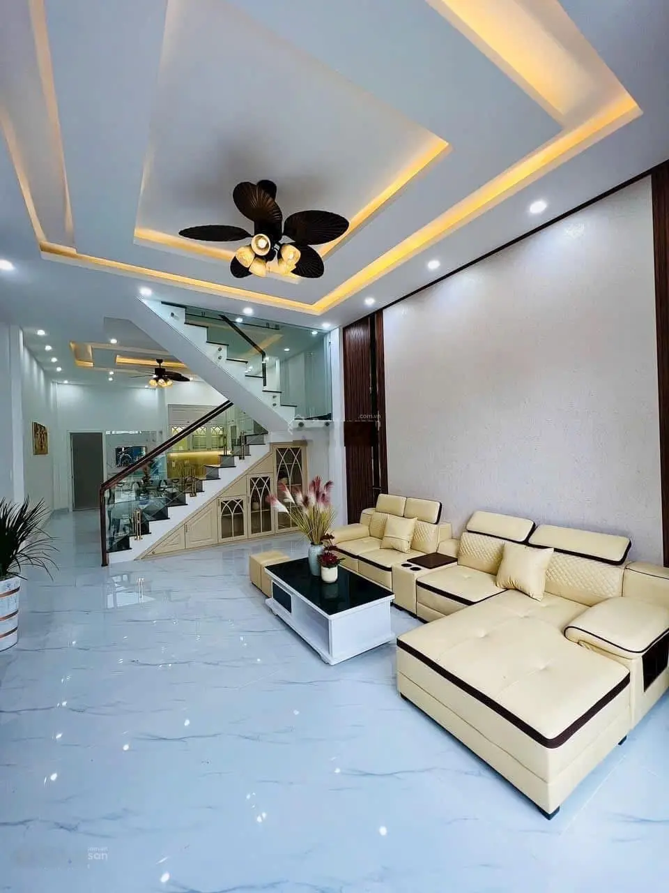 Nhà 3 tầng mặt tiền đường Hoà Minh 3 . Cách biển Nguyễn Tất Thành 50m