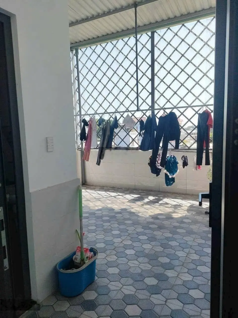 Nhà đẹp 1 trệt 2 lầu khu toa xe sát bên vincom 550 dĩ an
