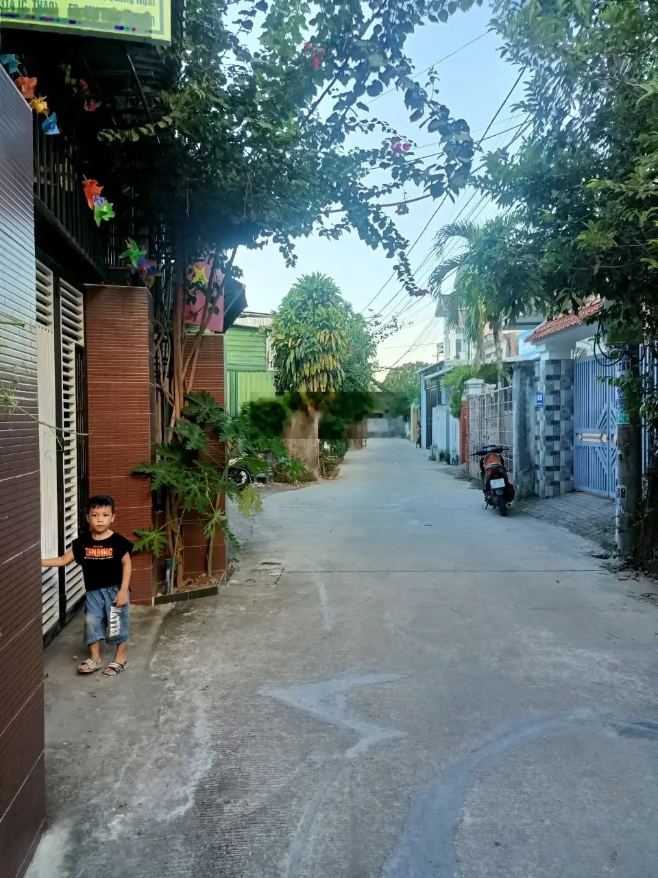 Cần bán nhà diện tích 100m2, có sân đậu oto, đường thông. TTTP Quảng Ngãi. Giá rẻ