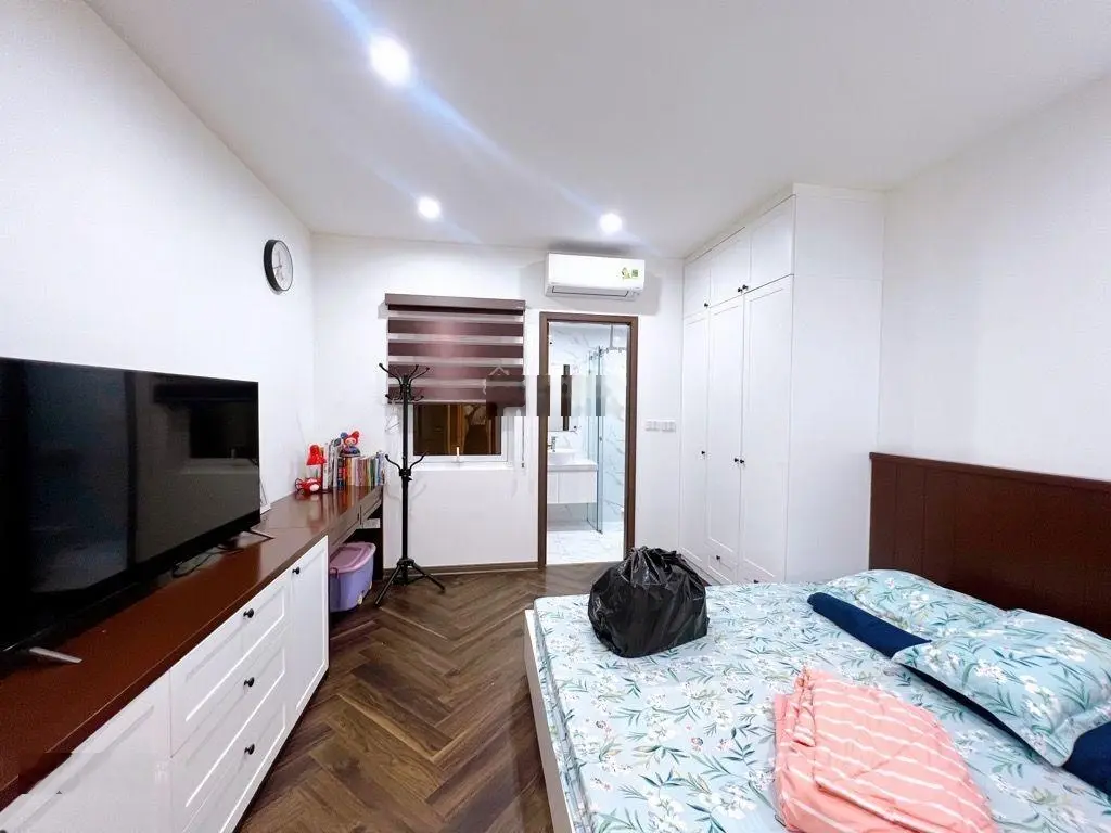 Bán Nhà Lạc Long Quân 5 Tầng Thang Máy Mới 42m2 Ngõ Thông Trịnh Công Sơn Gần TTTM Lotte Mail.