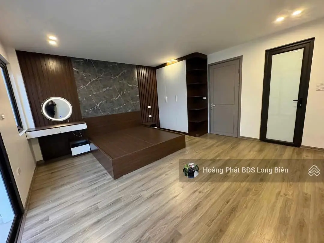 Bán nhà Đàm Quang Trung - đi bộ ra Aeon Long Biên. Thang máy - ô tô - full nội thất. LH 0965858116