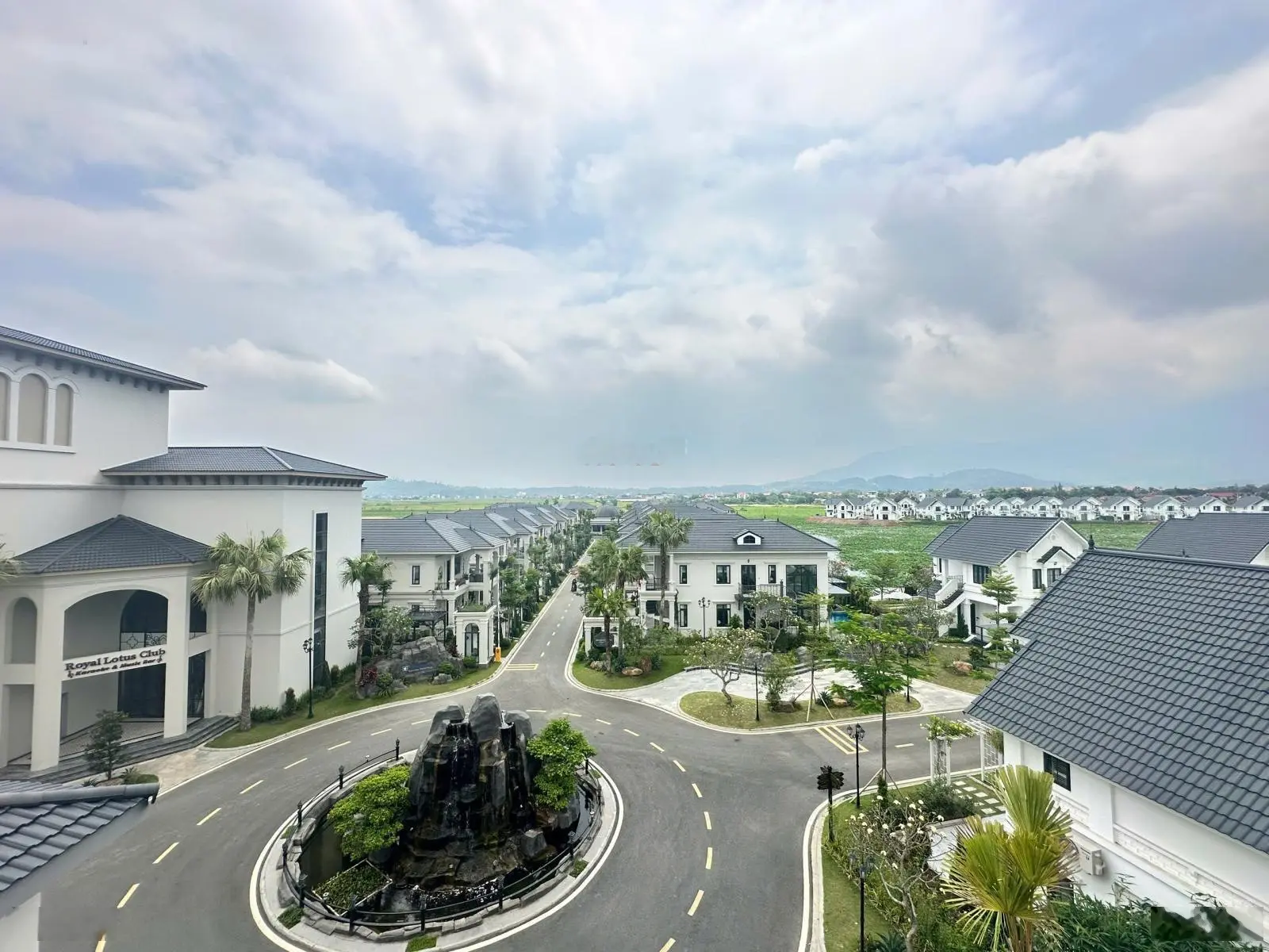 Bán Biệt thự Vườn vua Resort - Sẵn sổ - Oto đỗ cửa - khai thác dòng tiền 100tr/tháng