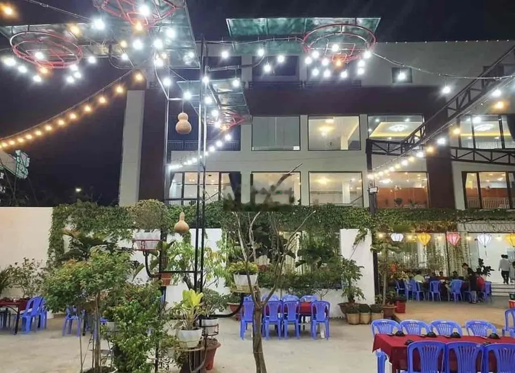 nhà và đất mặt tiền