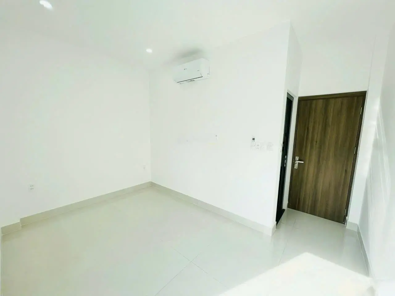 Bán gấp nhà đường Thoại Ngọc Hầu, nhà mới 5 tầng ô tô đậu cửa