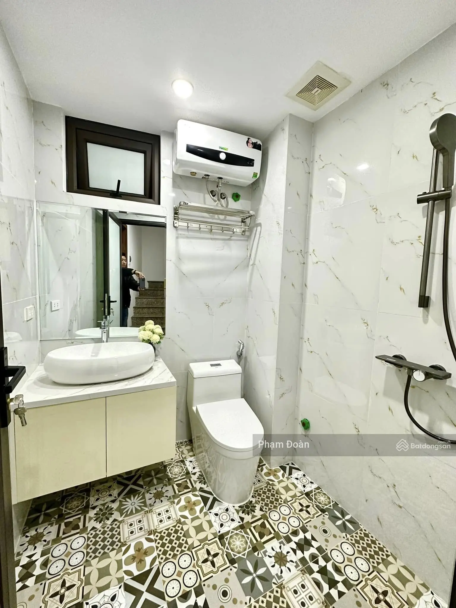 Nhà mặt phố ,giá trong ngõ ,ô tô tránh ,vỉa hè hai bên ,kinh doanh gần vườn hoa