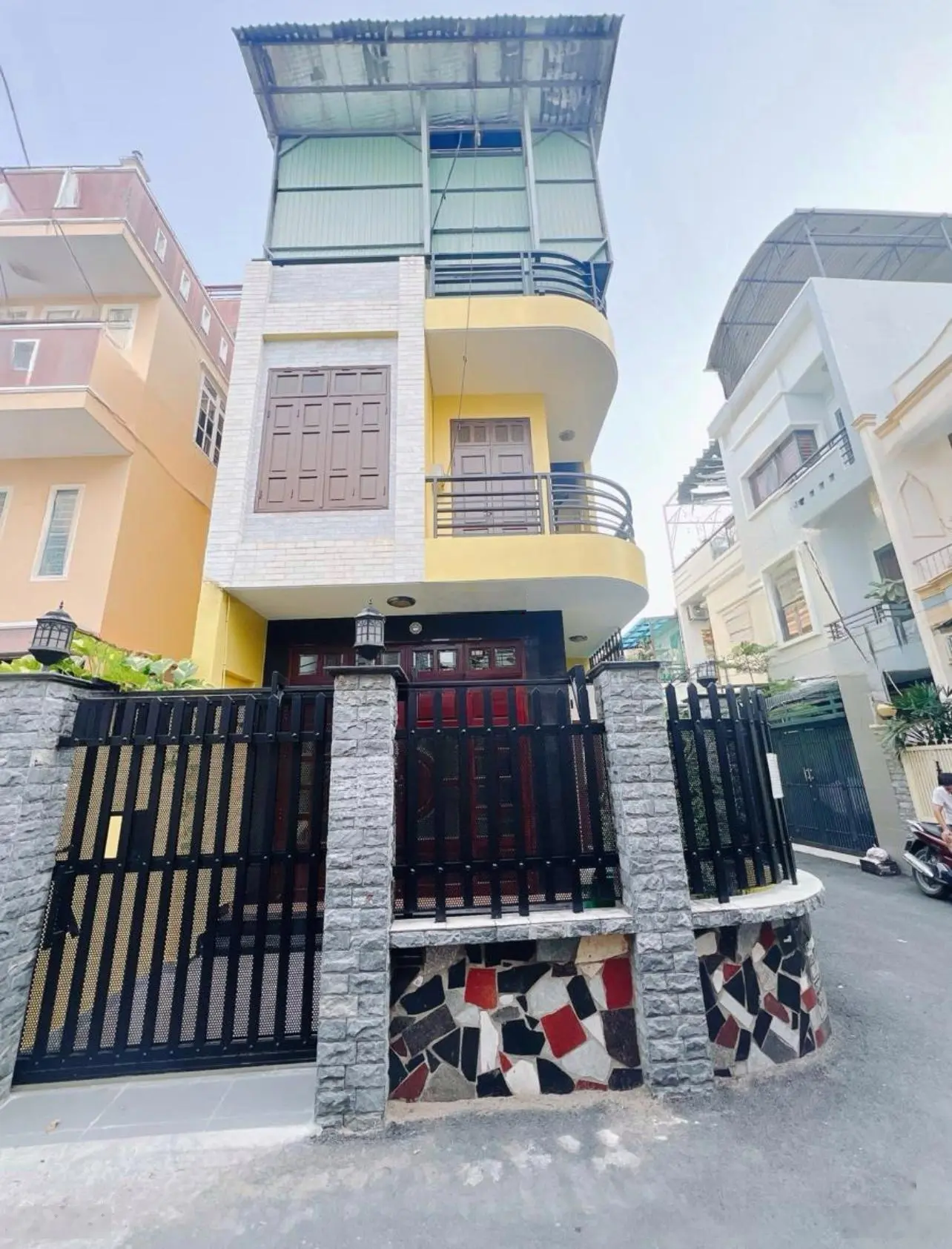 Tân Mỹ Quận 7 DT 5.5*16m nhà 3 tầng 6PN (SHR) giá 8 tỉ 7