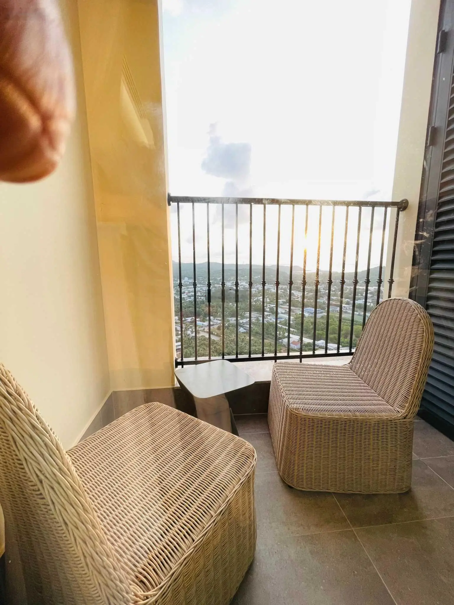 Cần bán gấp căn studio-view hồ bán nguyệt -sổ hồng lâu dài - bàn giao full NT - 1,9 tỷ 0919 755 ***