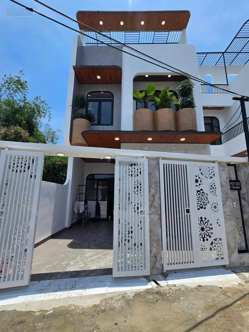 Nhà kiệt ô tô đậu trong sân, đường tôn đản