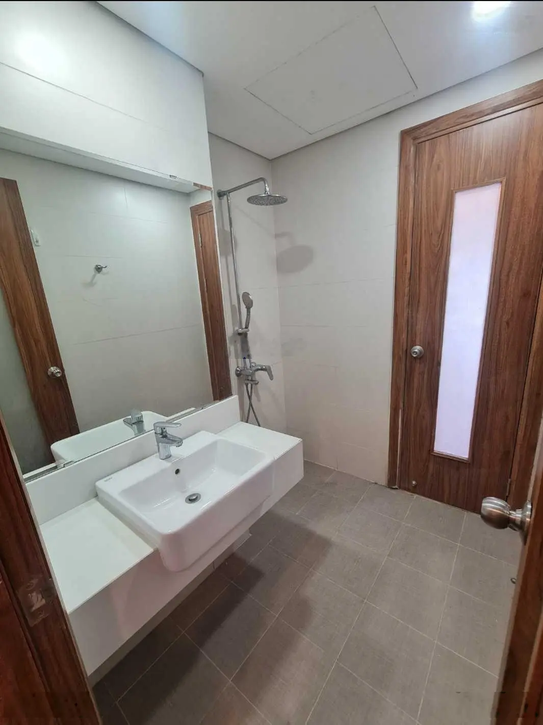 Căn hộ dành riêng cho khách đầu tư. Chính chủ bán căn 132m2. Tầng trung, căn góc. Đồ cơ bản