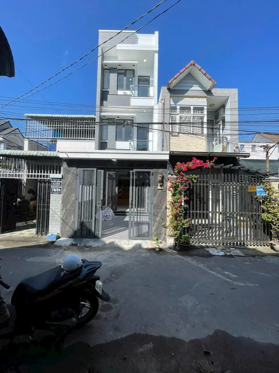 Nhà trệt - 2 lầu gần sân vận động Dĩ An. DT: 82.2m2. Đường nhựa 5m thông. 3 pn - 4 wc giá 4.5 tỷ TL