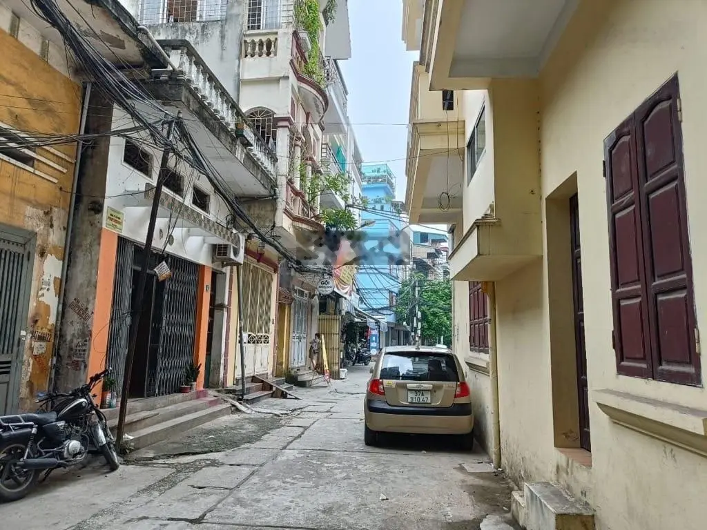 Bán Đất Tặng Nhà 2Tầng Cách Phố Giáp Bát 20m_Ngõ To Hơn Phố_ÔTÔ Vào Nhà_DT 54m / MT 4.4m_Hơn 11 Tỷ