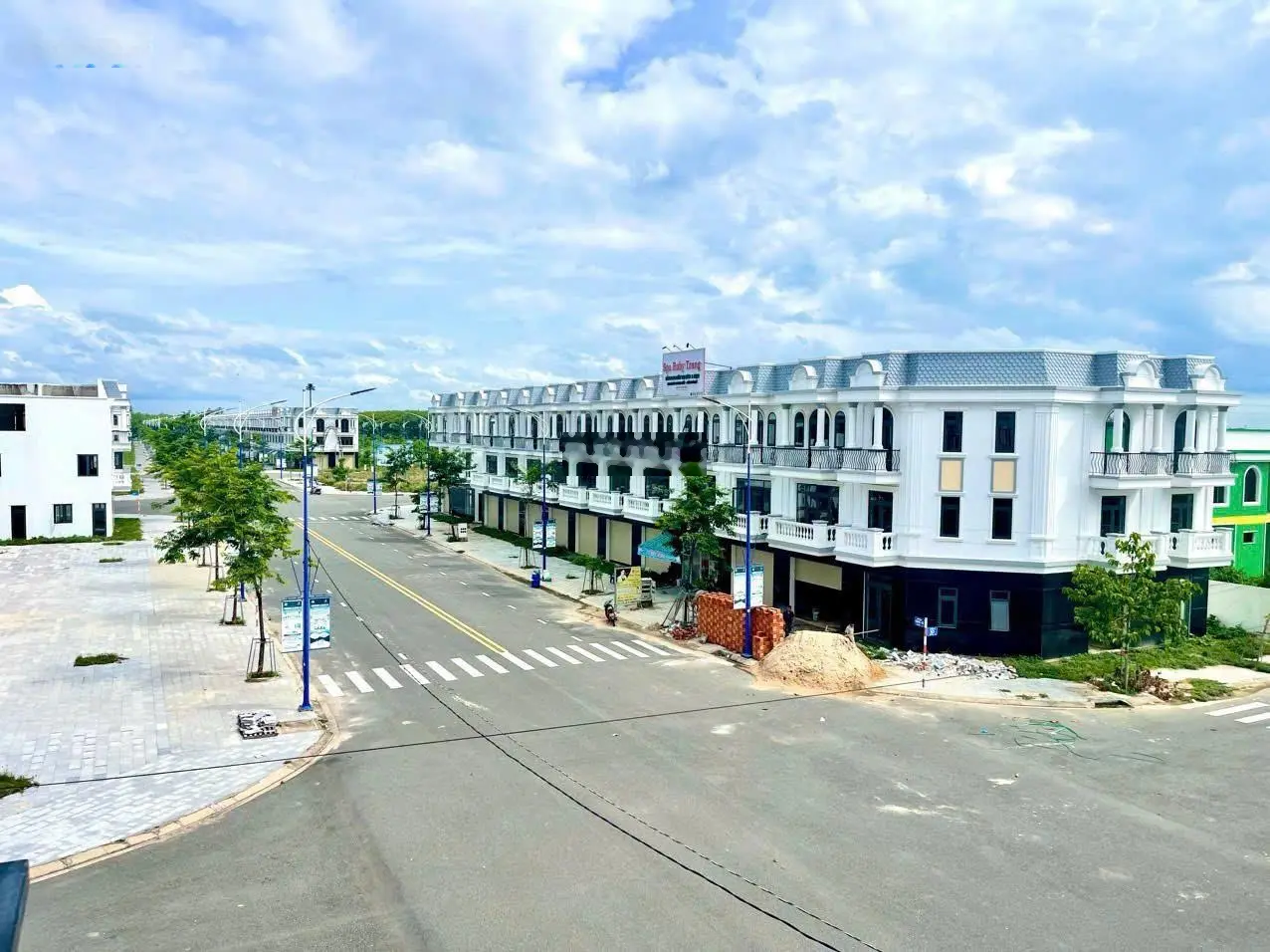 Cần bán nhà shophouse mặt tiền đường lớn Thăng Long 2 giá chỉ 3,35 trên trục đường 25m