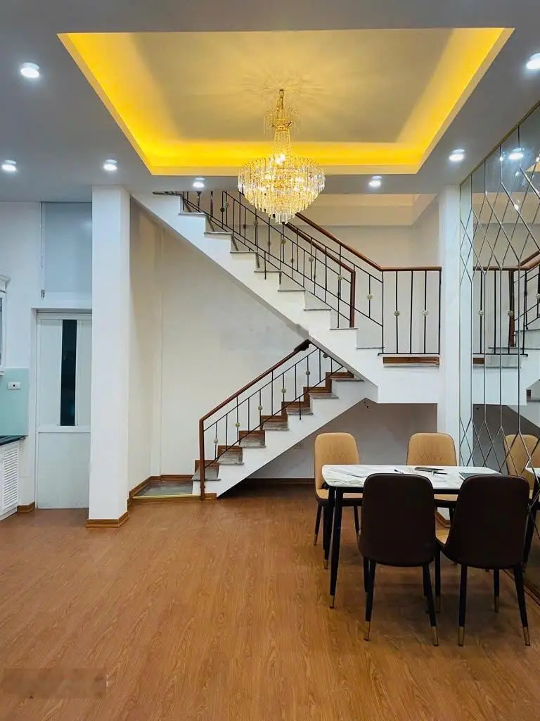 Nhà đẹp giá tốt đội cấn 40m2*5t,mặt tiền 5mlô góc thoáng sáng,ngõ rộng yên tĩnh hơn 8tỷ