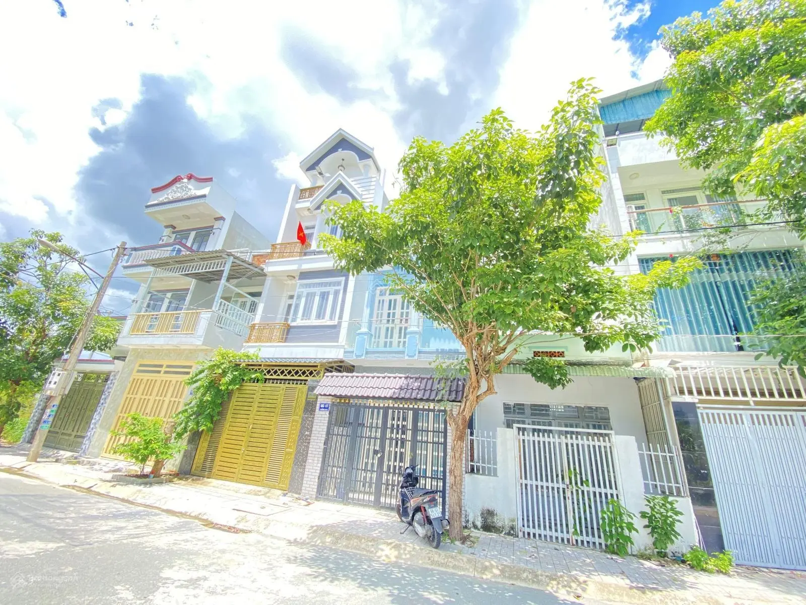 Cát Tường Phú Sinh bán nhà 3 tấm nhà 1 trệt 2 lầu SHR hoàn công tặng full nội thất cao cấp