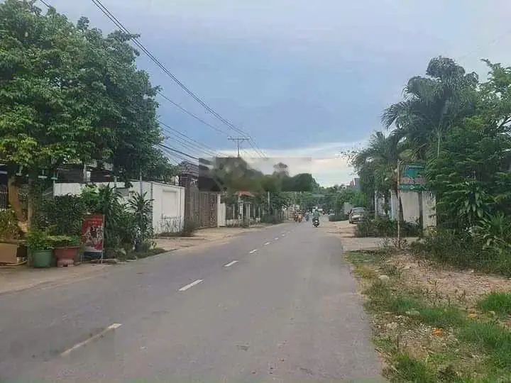 Giảm 500tr. Bán lỗ căn nhà mặt tiền kinh doanh. Nhà mới full nội thất. Đường 8m