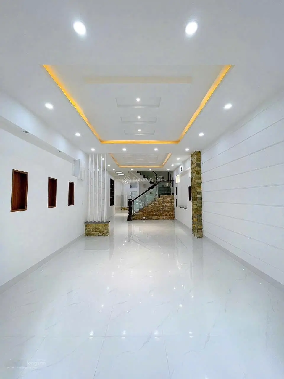 Bán nhà 1 trệt 2 lầu- mặt tiền đường Nguyễn Hiền - cách đường Nguyễn Văn Linh chỉ 100m)