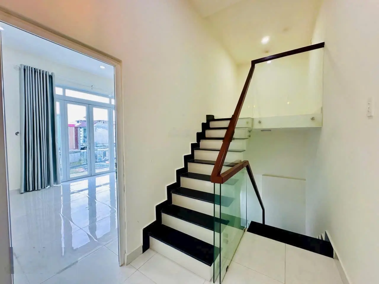 Nhà có 3 phòng ngủ ngang 5.5m hẻm oto tới nơi
