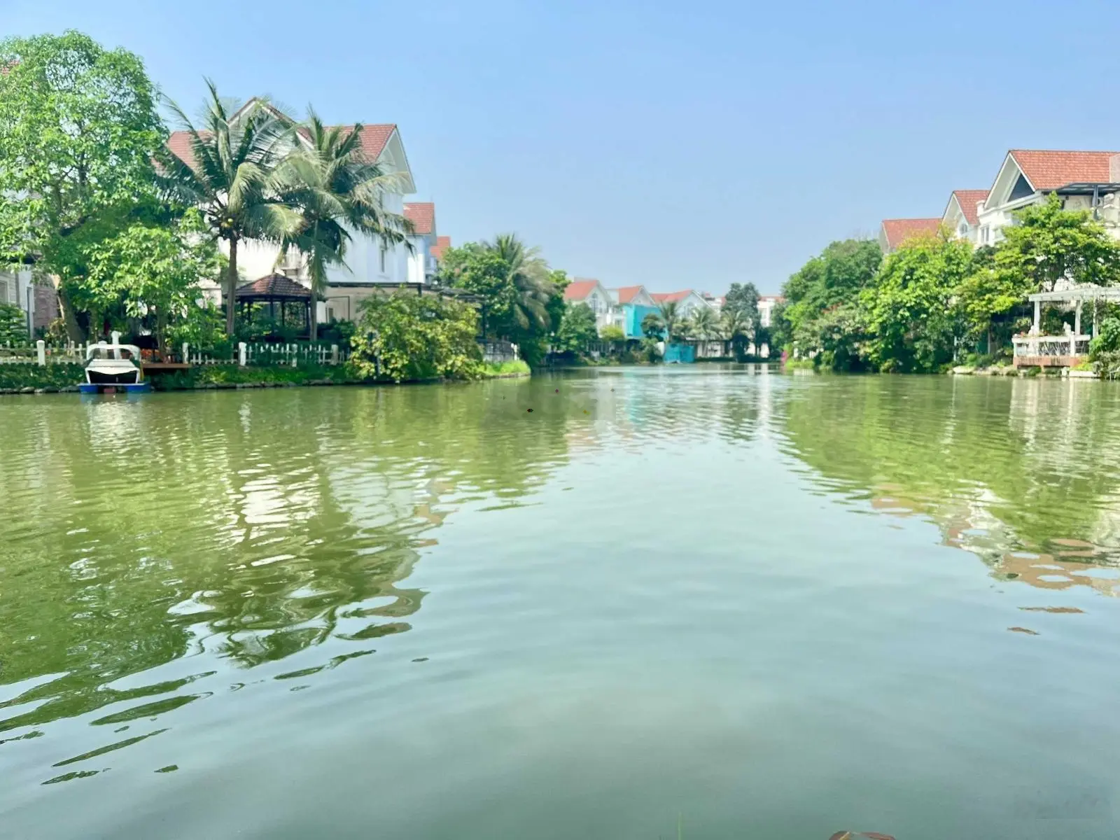 Bán lô góc Bằng Lăng 12-01, khu vip 648m2, đất vuông, hoàn thiện 150 tỷ, sông đẹp nhất Vinhomes