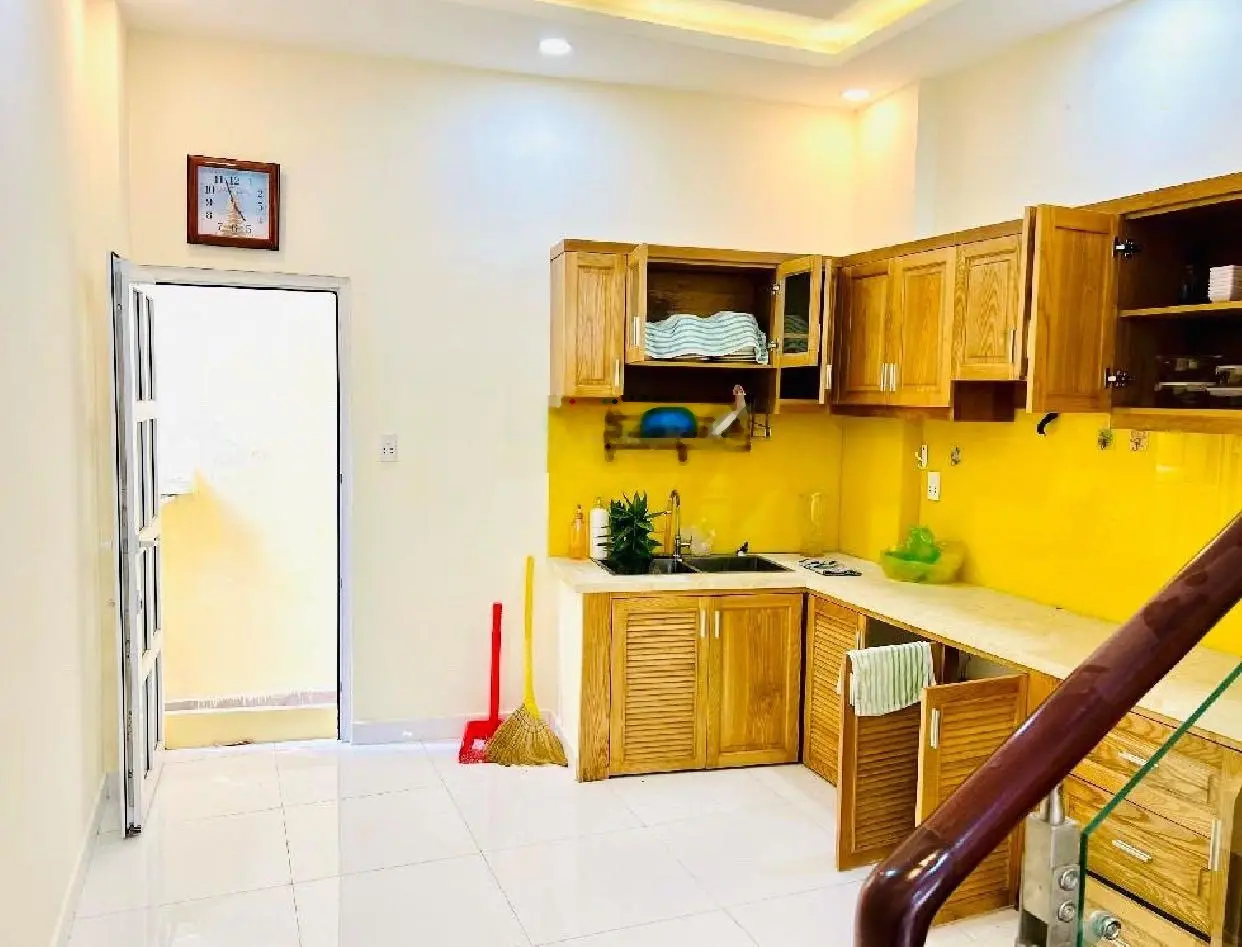 Cần bán gấp nhà 2 tầng Bạch Đằng chỉ 5 tỷ, DT 50m2, tặng lại nội thất, Hẻm xe hơi sát trung tâm.