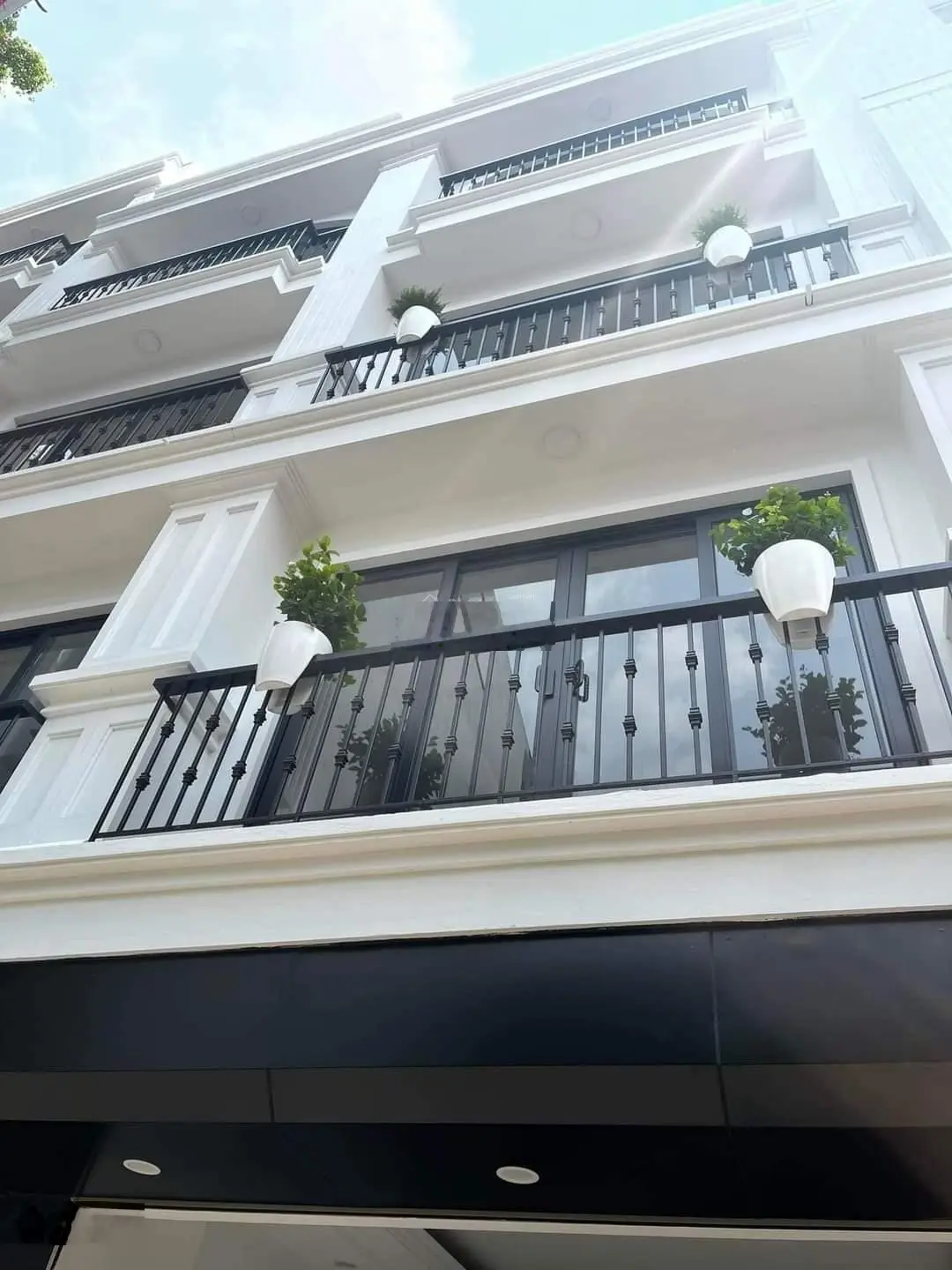 Bán nhà mới Di Trạch, đường 32, phố Nhổn xây 5 tầng, 3P ngủ, ô tô đỗ gần nhà