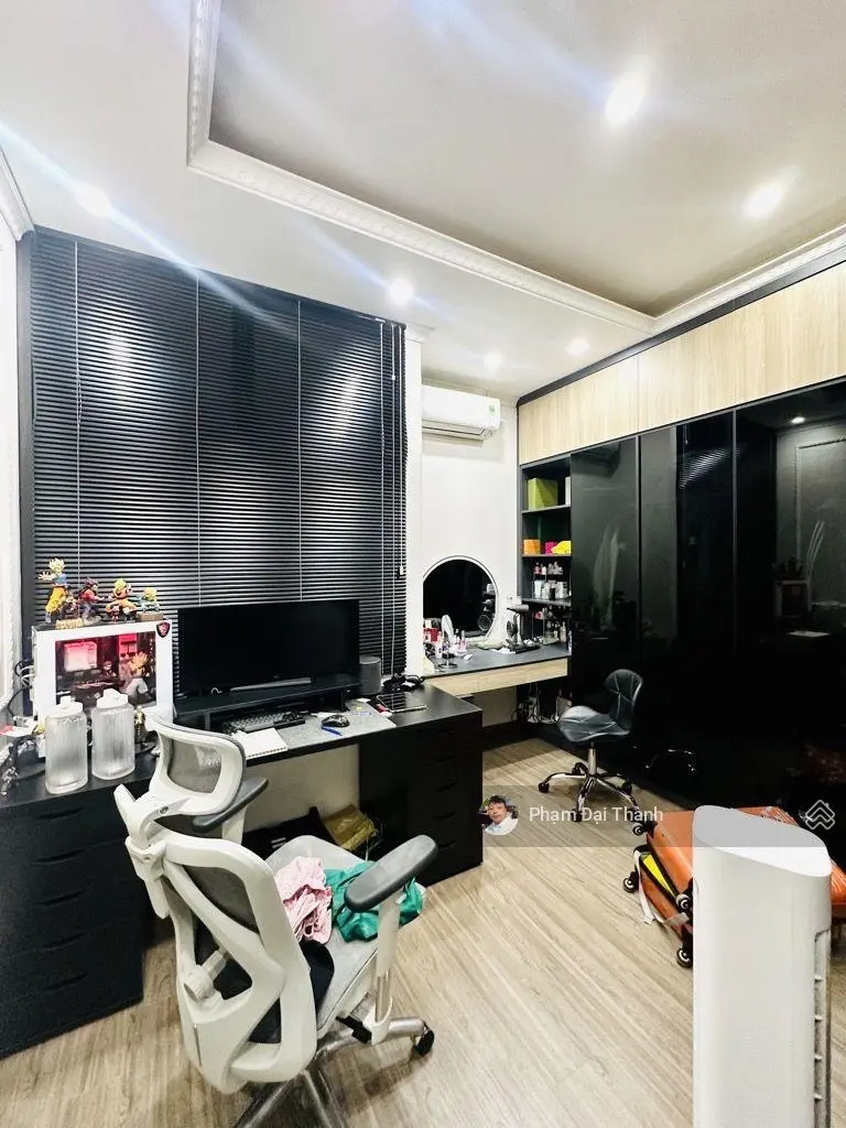 Bán gấp nhà 5 tầng Ngọc Lâm, DT 48M2, full nội thất tiền tỷ, ô tô vào nhà, giá chỉ 9.8 tỷ!